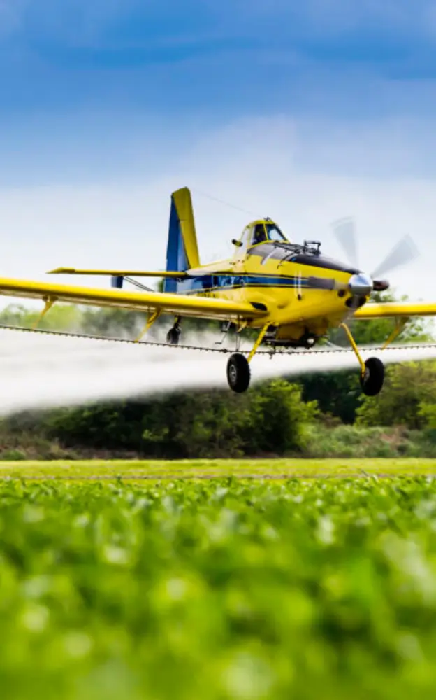 Get a quote for agricultural spraying using drones and crop dusters in Mato Grosso. Hire precision aerial spraying services to prevent losses from drift and protect your crops.